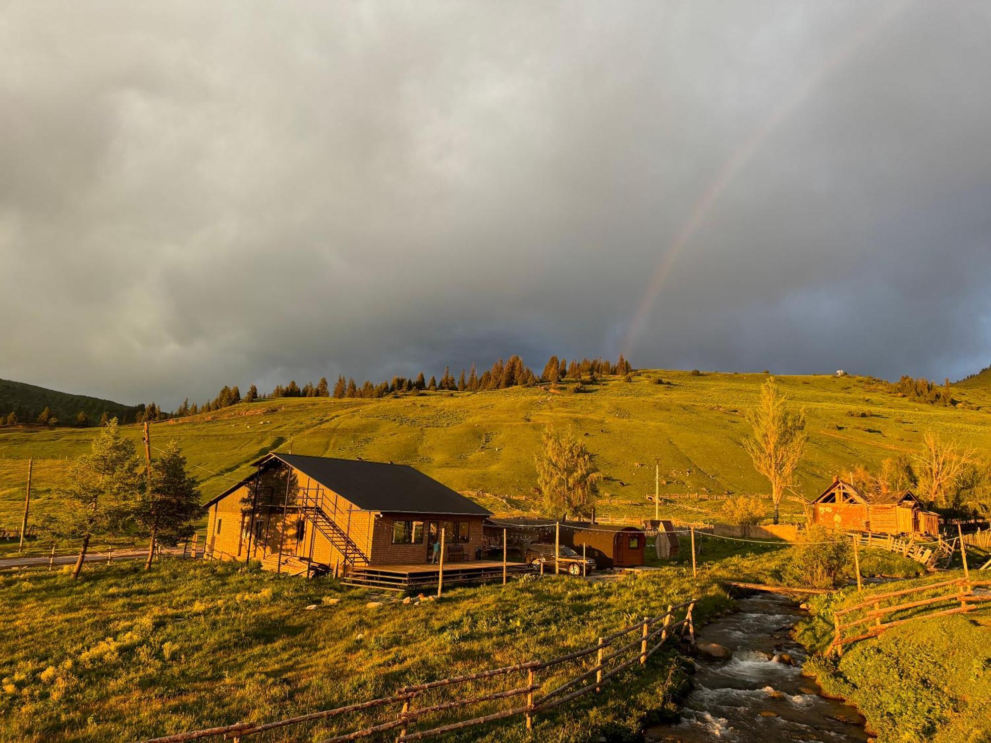Mine Hostel Dzhergalan Jyrgalan エクステリア 写真