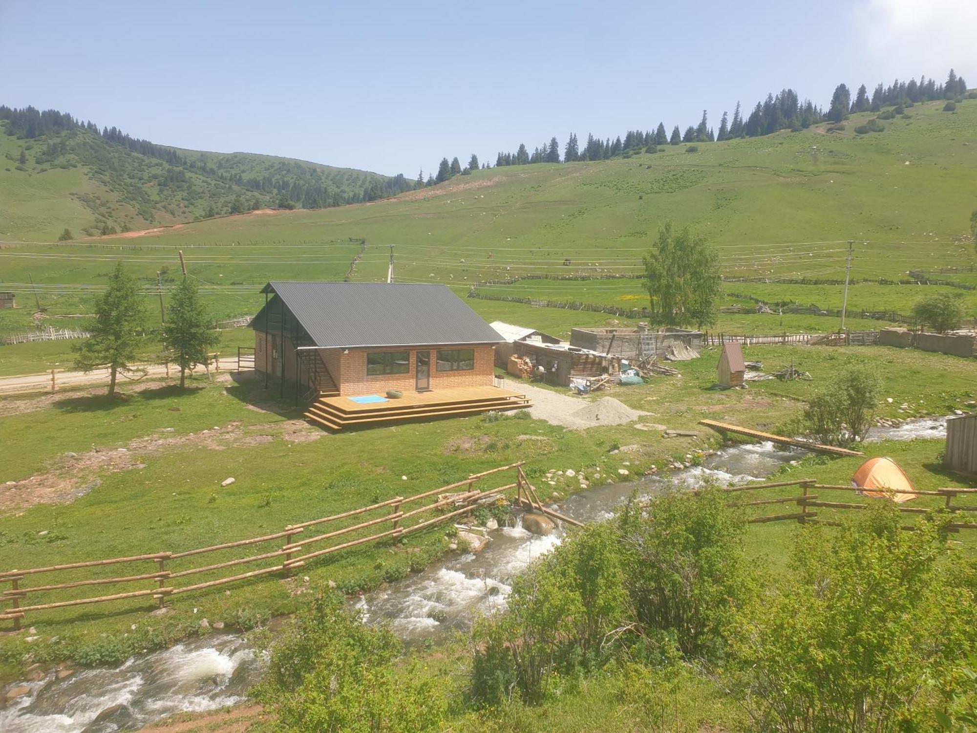 Mine Hostel Dzhergalan Jyrgalan エクステリア 写真
