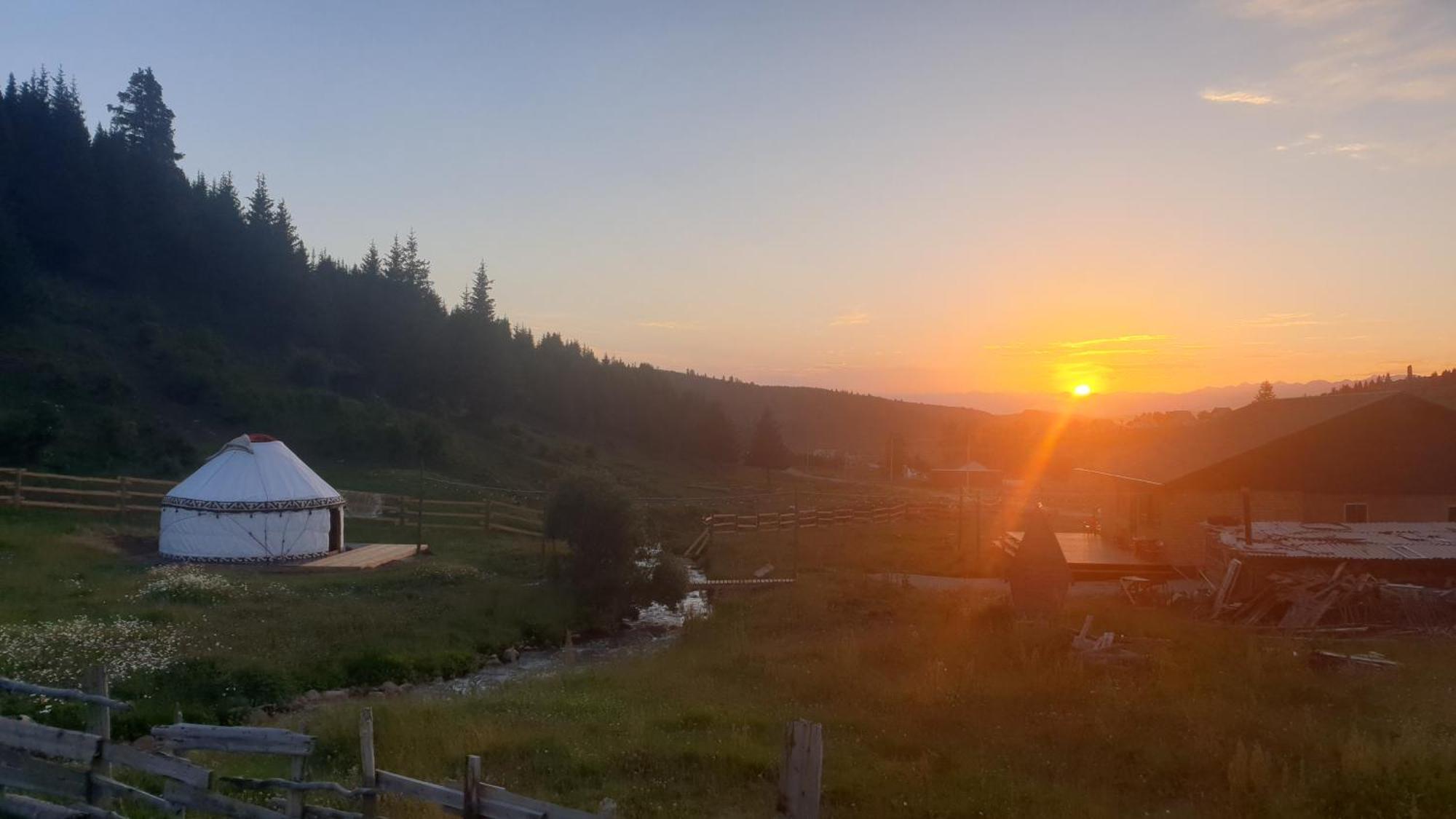 Mine Hostel Dzhergalan Jyrgalan エクステリア 写真