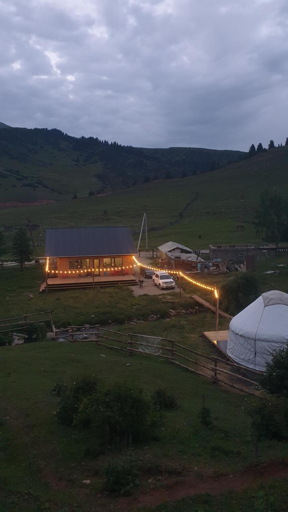Mine Hostel Dzhergalan Jyrgalan エクステリア 写真
