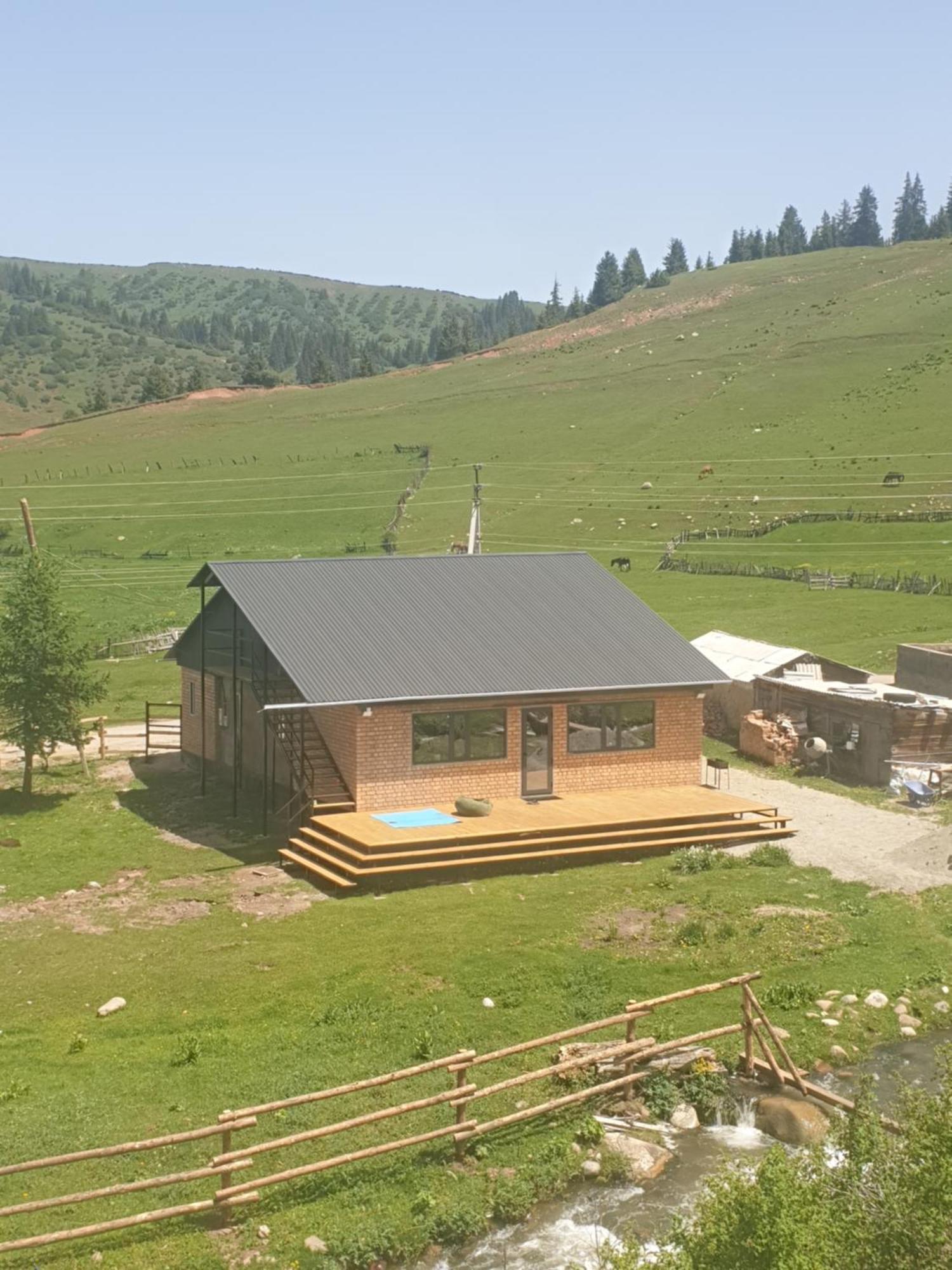 Mine Hostel Dzhergalan Jyrgalan エクステリア 写真